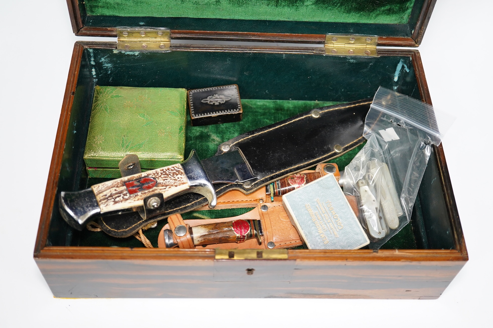 A group of various knives in a coromandel box with various other collectibles including loose stones and a Georgian snuff box. Condition - varies